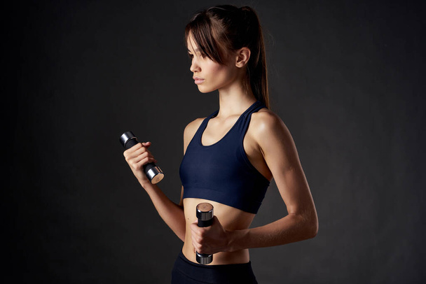 ładna brunetka z hantlami w rękach szczupła figura siłownia fitness - Zdjęcie, obraz