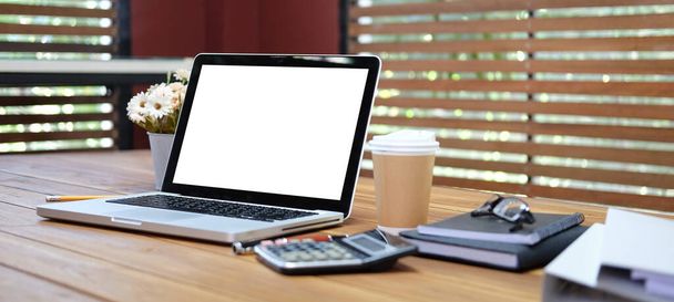 Modern munkaterület számítógép üres képernyővel és berendezés fehér asztalon.Üres képernyő az Ön számára - Fotó, kép
