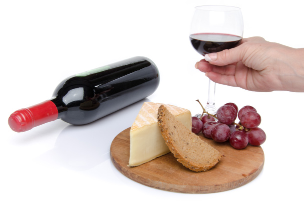 τυρί και κόκκινο κρασί με το ένα χέρι που κρατά ένα ποτήρι - Φωτογραφία, εικόνα