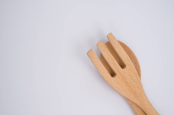 Uma vista superior de garfo de madeira e colher isolada em um fundo cinza - Foto, Imagem