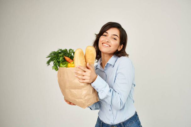 jolie brune avec paquet d'aliments bio légumes santé - Photo, image