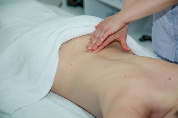 Massage professionnel du dos d'une fille dans un salon de massage - Photo, image