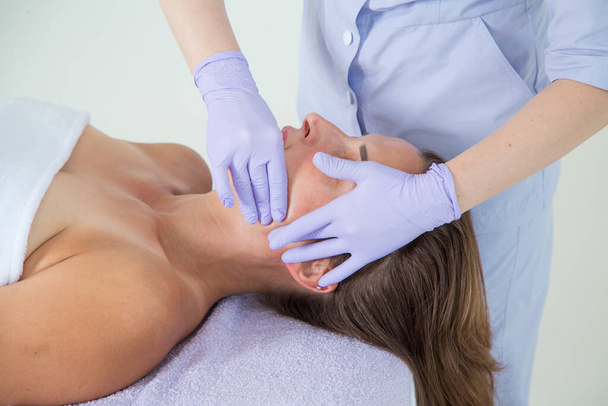 Професійний букальний або внутрішній масаж обличчя дівчини
 - Фото, зображення