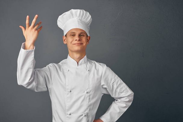 Emotionaler Koch gestikuliert mit der Hand zum Feinschmecker - Foto, Bild