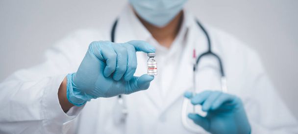 Доктор або вчений зі стетоскопом, який тримає вакцину проти вірусу ковадла-19, кору, вакцини проти коронавірусу, вакцина проти вірусу ковад-19
 - Фото, зображення