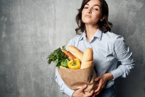 Frau mit Lebensmitteltasche gesunde Ernährung Gemüse Supermarkt - Foto, Bild