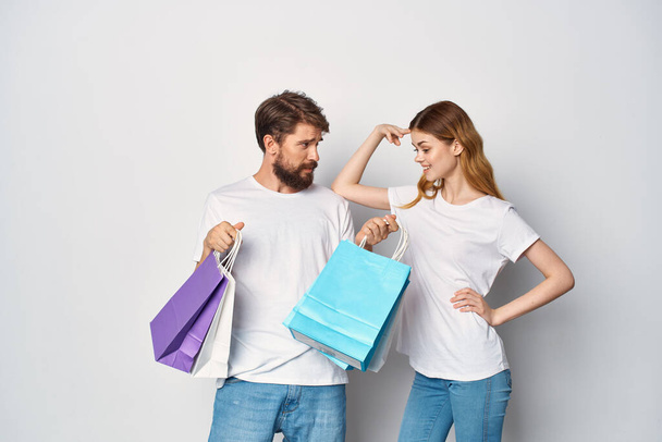 El çantalı genç çift alışverişte eğleniyor. - Fotoğraf, Görsel