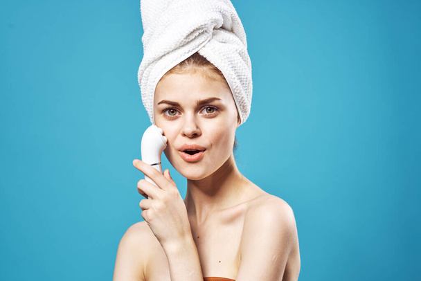 веселая женщина с голыми плечами с массажером в руках косметологическая дерматология - Фото, изображение