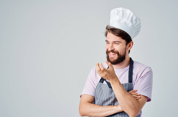 чоловік у кухарі уніформа робота ресторан гастрономічний світлий фон
 - Фото, зображення