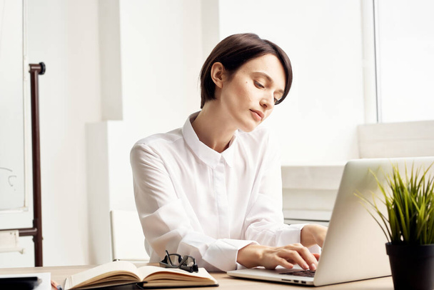 Çalışma masasındaki iş kadını dizüstü bilgisayar teknolojisi önünde duygu yüklü. - Fotoğraf, Görsel