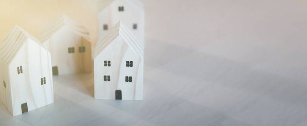 Mini-Holzhaus-Modell aus dem Modell auf Holztisch, Planung kaufen Immobilien, Planung zum Kauf von Immobilien und wählen Sie das Beste. von zu Hause aus arbeiten und zu Hause bleiben. - Foto, Bild
