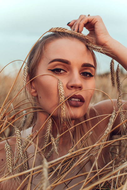 Beautiful woman in wheat field - Фото, зображення