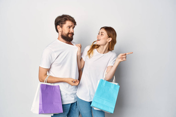 jovem casal com pacotes em suas mãos Compras entretenimento - Foto, Imagem