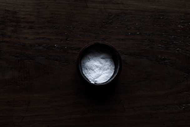 A closeup shot of salt on a pot on the table - Foto, afbeelding
