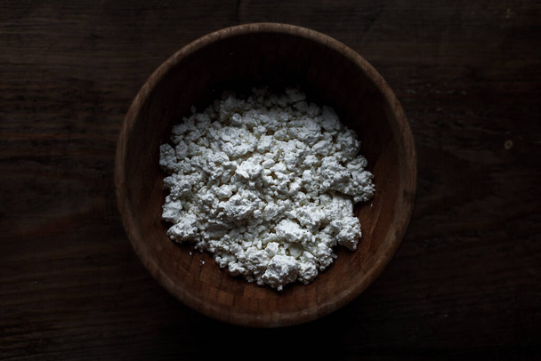 A closeup shot of salt on a pot on the table - Valokuva, kuva