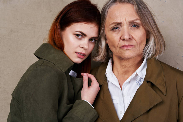 Mom and daughter in autumn coat fashion posing lifestyle - Foto, afbeelding