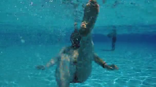 El hombre nada bajo el agua - Metraje, vídeo
