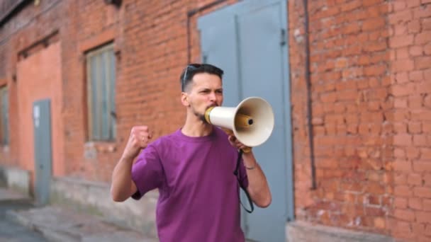 Um homem caucasiano sozinho protesta na rua. Alto grita e acena suas mãos - Filmagem, Vídeo