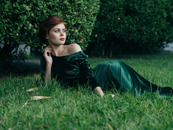 mujer en vestido verde belleza hierba verde verano es un jardín de hadas - Foto, imagen