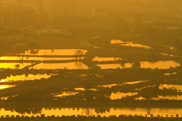 pohled na Kai Kung Leng, rybník Nam Sang Wai, Yuen Long - Fotografie, Obrázek
