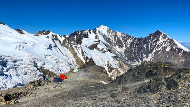 Assault camp near Mount Kazbek, from the Russian side. Amazing landscapes of North Ossetia. Snow-capped mountains. - Foto, imagen
