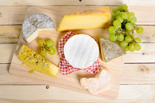 sortiment francouzských sýrů a sezónní ovoce - Fotografie, Obrázek