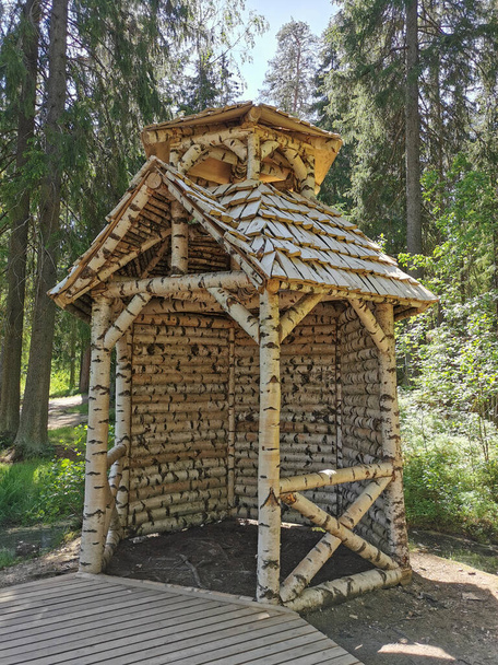 A casa de um eremita, feita inteiramente de vidoeiro, no parque natural rochoso de Monrepos, na cidade de Vyborg, em um dia claro de verão. - Foto, Imagem