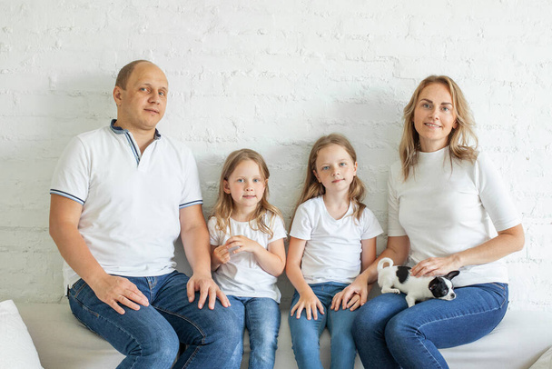 Una familia feliz con niños en el sofá en casa - Foto, Imagen