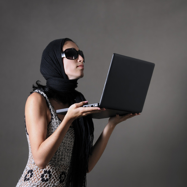fashion female holding laptop - Foto, Bild