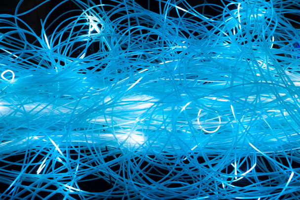 streszczenie podświetlany niebieski światłowody kable추상적인 조명된 블루 광섬유 케이블 - Zdjęcie, obraz
