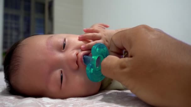 Enge Hand des Vaters steckte Schnuller in Babymund. Ultraweite Sicht - Filmmaterial, Video