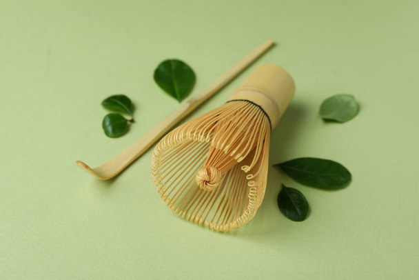Японский чай аксессуары на зеленом фоне, закрыть - Фото, изображение