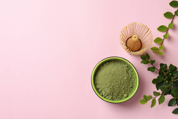 Concept van Japanse thee met matcha op roze achtergrond - Foto, afbeelding