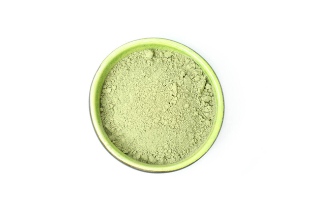 Matcha grüner Puder isoliert auf weißem Hintergrund - Foto, Bild