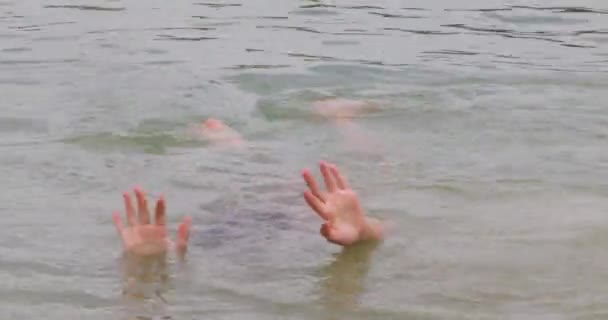 nastolatka przesuwając dłonie nad powierzchnią wody, nurkując pod wodą, goizontal - Materiał filmowy, wideo
