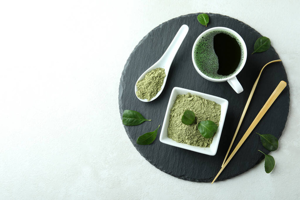 Concept de thé japonais avec matcha sur table texturée blanche - Photo, image