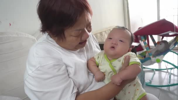 Isoäiti röyhtäistä vauva poika juomisen jälkeen maitoa - Materiaali, video