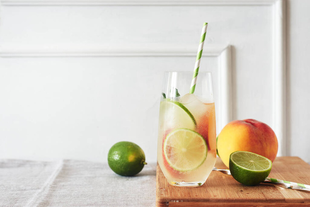 Lime persikka juoma, kesän alkoholiton cocktail lasissa. - Valokuva, kuva