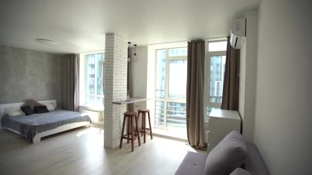 Interiér bytu, malé podkrovní zařízený, obývací pokoj - Záběry, video