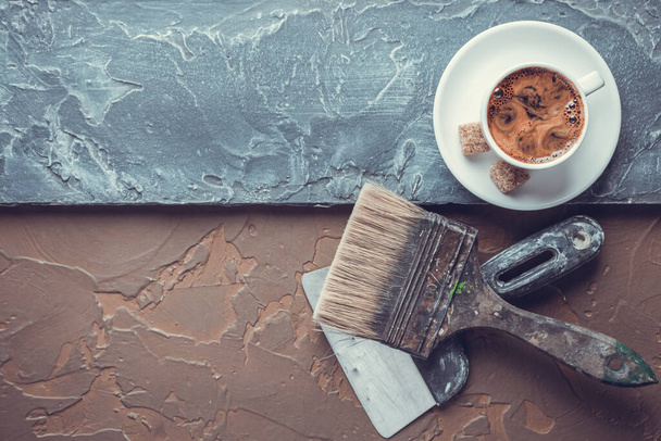 Cup of coffee and sugar at colorful abstract background texture. Coffee break time and renovation concept - Zdjęcie, obraz