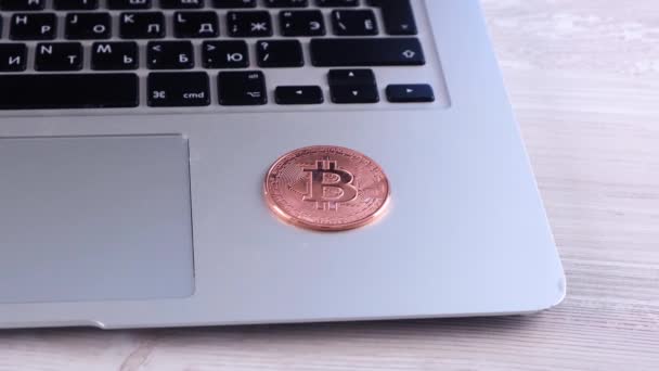 Złoty Bitcoin kryptowaluta stos monet na klawiaturze laptopa, Crypto jest cyfrowe pieniądze w sieci blockchain, jest wymieniany przy użyciu technologii i wymiany internetowej. Koncepcja finansowa - Materiał filmowy, wideo