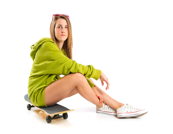 Блондинка со скейтом на белом фоне
 - Фото, изображение