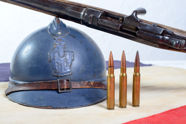 Французский шлем Первой мировой войны с пистолетом на красно-белом "б"
 - Фото, изображение