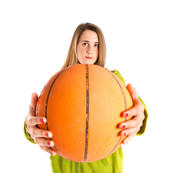 Chica joven con baloncesto sobre fondo blanco
 - Foto, Imagen