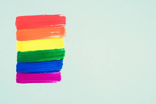 Bandera gay LGTBY pintada a mano sobre fondo verde. Espacio para copiar. - Foto, imagen