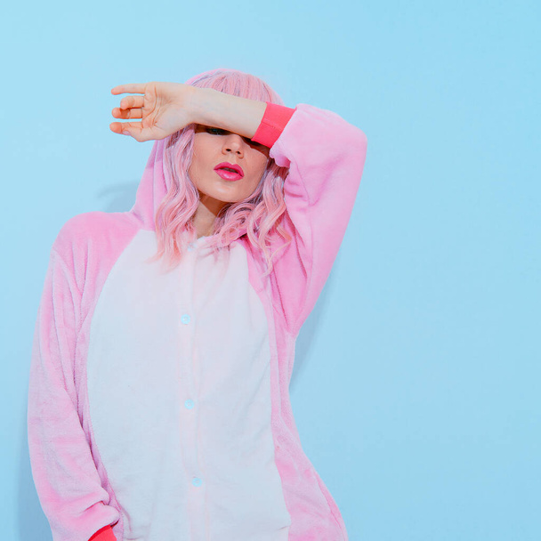 Rózsaszín Pizsamás Bulis Lány. Haza Pihenj divat stílusban. A Kigurumi üzlet koncepciója - Fotó, kép