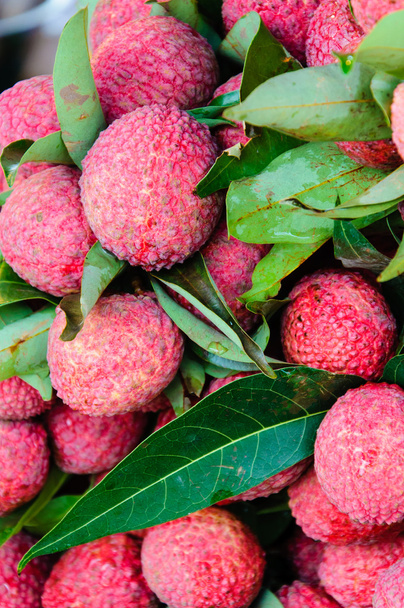 Primer plano de frutas Lychee frescas rojas en el mercado de Tailandia
 - Foto, imagen