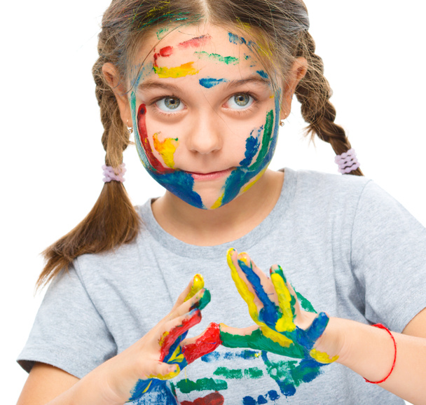 boyalar ile oynarken sevimli kız portresi - Fotoğraf, Görsel