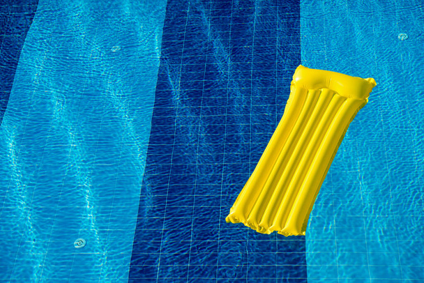 Air Mattress On The Water In The Pool - Valokuva, kuva