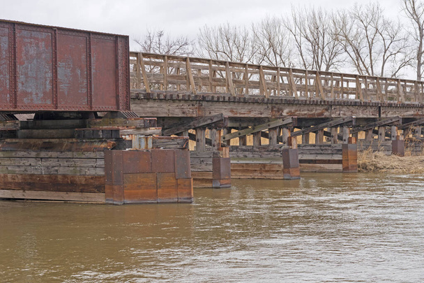 Sillan rakenteet suunniteltu suojelemaan tukiasemia Platte-joen yli Nebraskassa - Valokuva, kuva